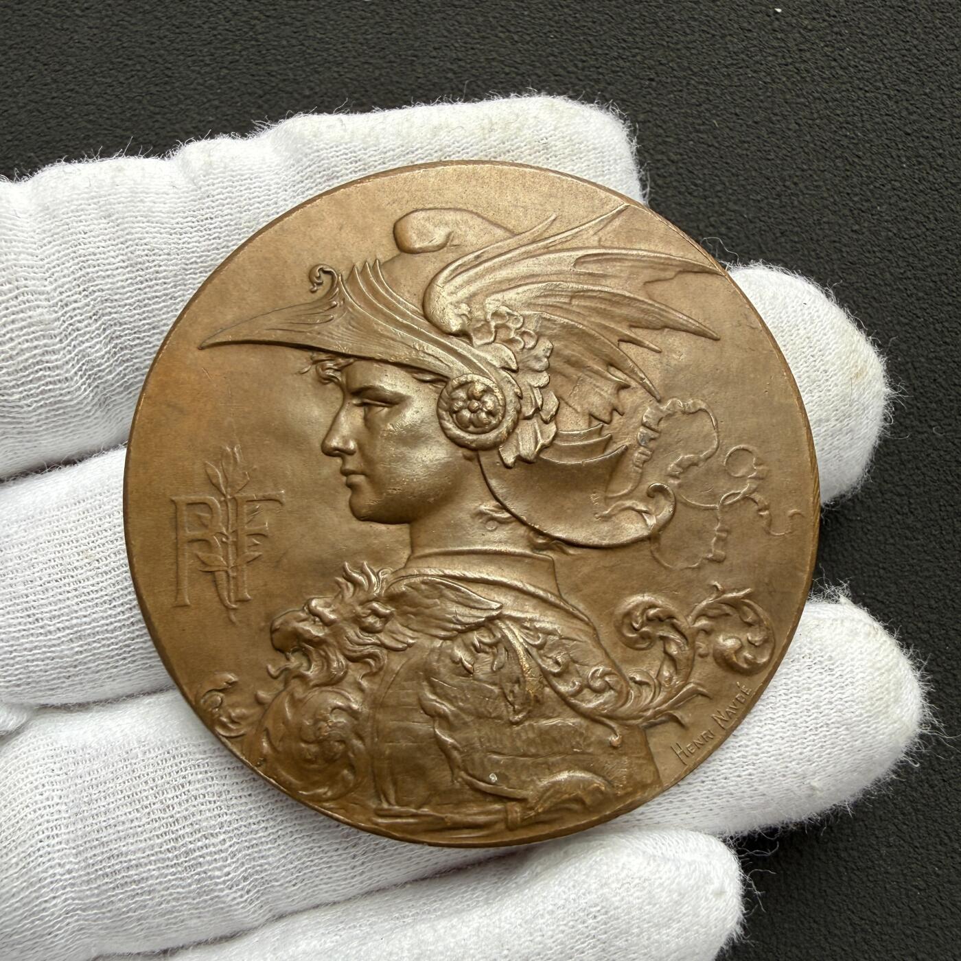 「木头集藏」“ 新岁撷珍”——章牌精品专场！ Henri Navdé～1892年法国戎装形象全国军事射击竞赛铜章，直径：50 mm，边铭：丰饶角 BRONZE，少见戎装形象。