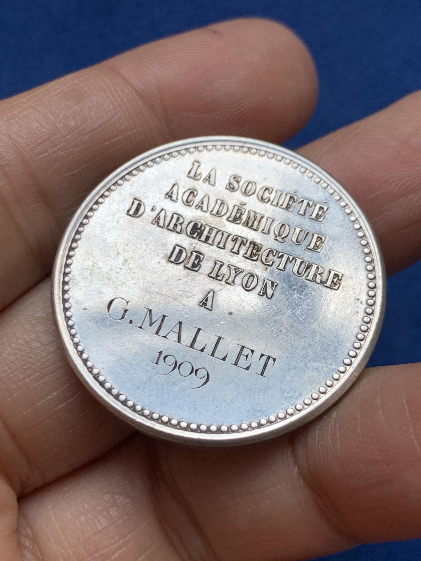 《竞宝斋》第465场 周日，周一，周二，3场连拍 （全场包邮）欢迎送拍 法国里昂建筑协会银质代币，菲利伯特·德洛姆头像，高浮雕，18.56g，33.4mm，丰饶角1argent边铭