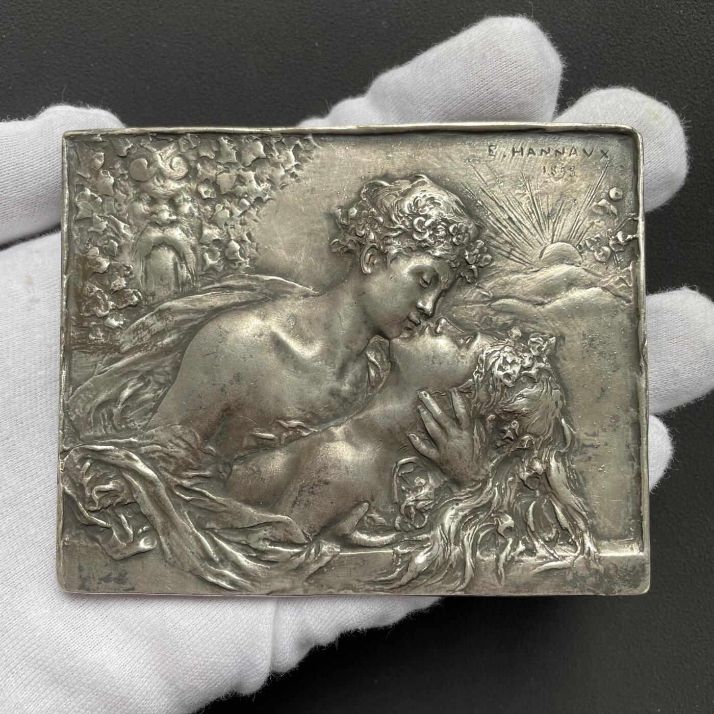「木头集藏」“ 新岁撷珍”——章牌精品专场！ E. HANNAUX～1898年法国 拥抱的情侣 新艺术浇铸镀银大铜章， 尺寸：94 × 76mm ，138.5 g，法国雕刻大师埃马纽埃尔·汉诺（Emmanuel Hannaux，1855–1934）。 法国巴黎奥赛博物馆馆藏同款。  画面为一对情侣紧紧相拥，甜蜜激吻。右上角作者署名及创作时间，中文为“埃马纽埃尔·汉诺，1898年”。 少见爱情题材浇铸大铜章，唯美！