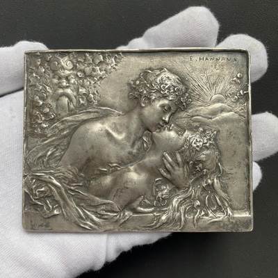 「木头集藏」“ 新岁撷珍”——章牌精品专场！ - E. HANNAUX～1898年法国 拥抱的情侣 新艺术浇铸镀银大铜章， 尺寸：94 × 76mm ，138.5 g，法国雕刻大师埃马纽埃尔·汉诺（Emmanuel Hannaux，1855–1934）。 法国巴黎奥赛博物馆馆藏同款。  画面为一对情侣紧紧相拥，甜蜜激吻。右上角作者署名及创作时间，中文为“埃马纽埃尔·汉诺，1898年”。 少见爱情题材浇铸大铜章，唯美！