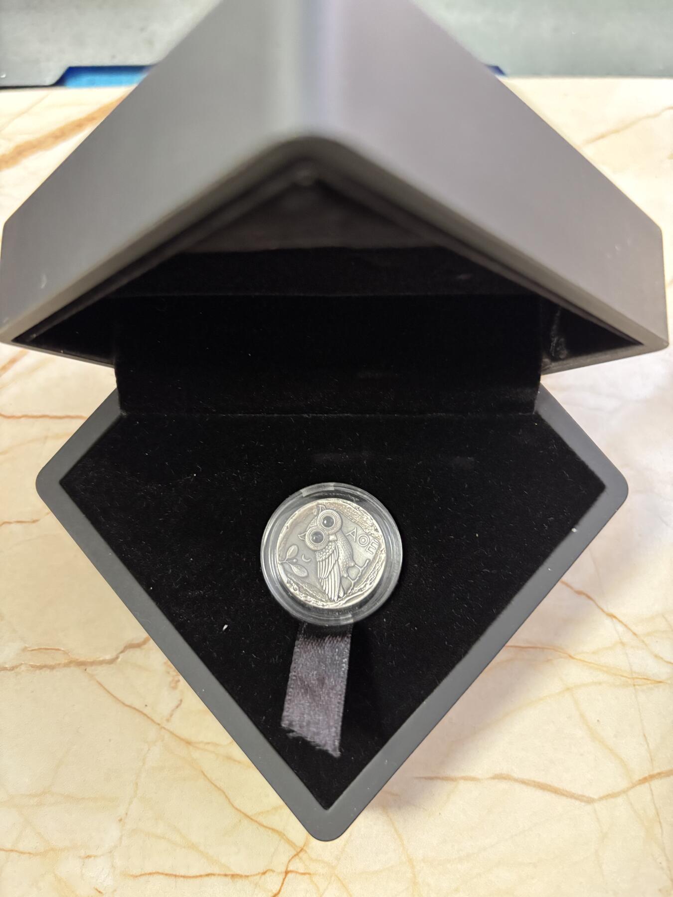 第190期拍卖 斐济2019年2元镶蓝宝石仿古加厚银币 雅典娜的猫头鹰 925银15.5克 发行量：5000 盒证全