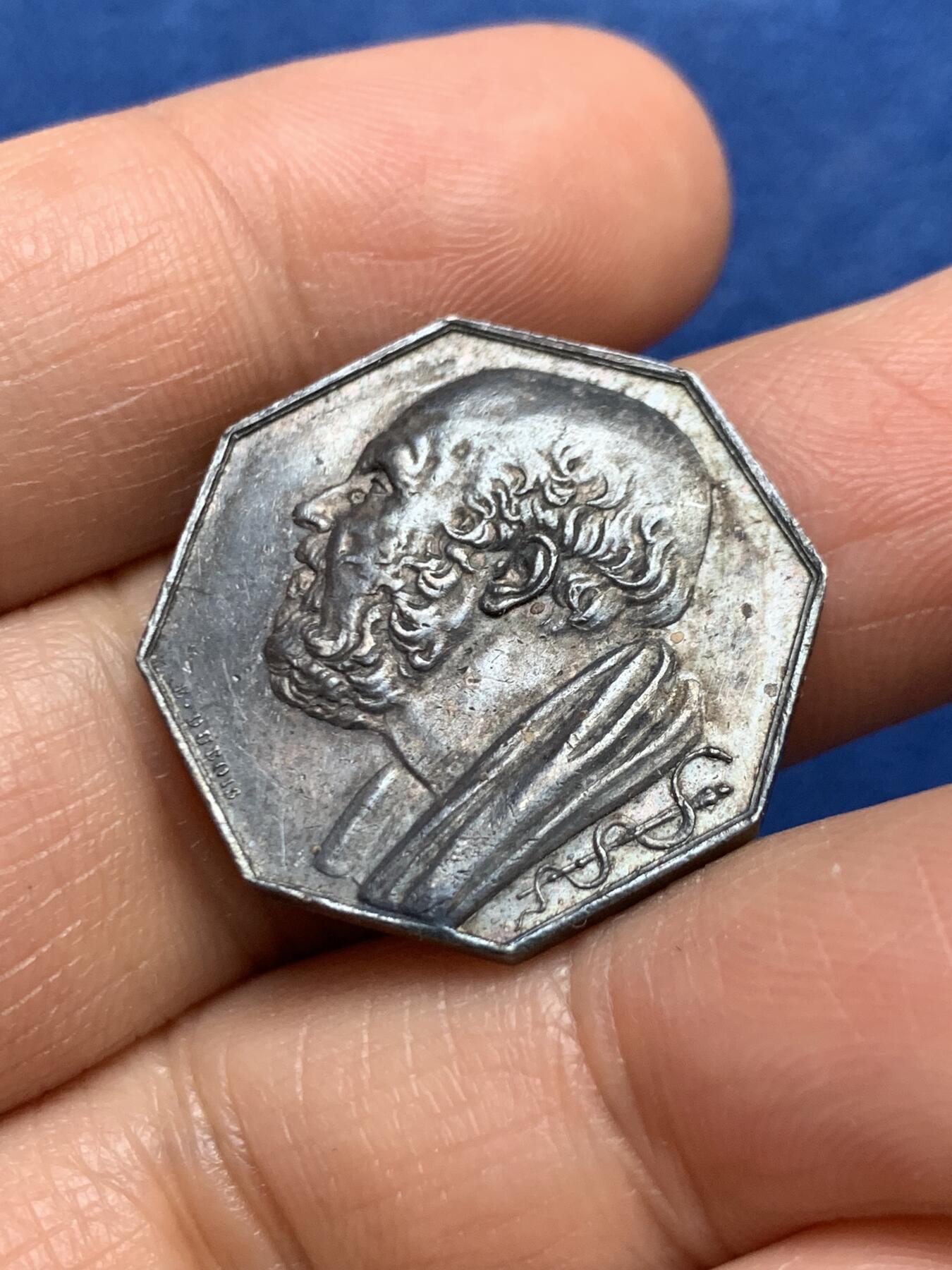 《竞宝斋》第465场 周日，周一，周二，3场连拍 （全场包邮）欢迎送拍 法国图尔医学会八角银质代币，医学之父希波克拉底头像，7.32g，25.1mm，早期无边铭