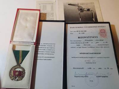 韵星假日军品类拍卖第三十九期暨默多克中校夫妇专场 -- Rimey Holidays Militaria Auction 39 & The Modoks Collection  - 匈牙利人民共和国默多克夫人工业技能证书培训证书 为祖国服务奖章带盒一套 党章程小册