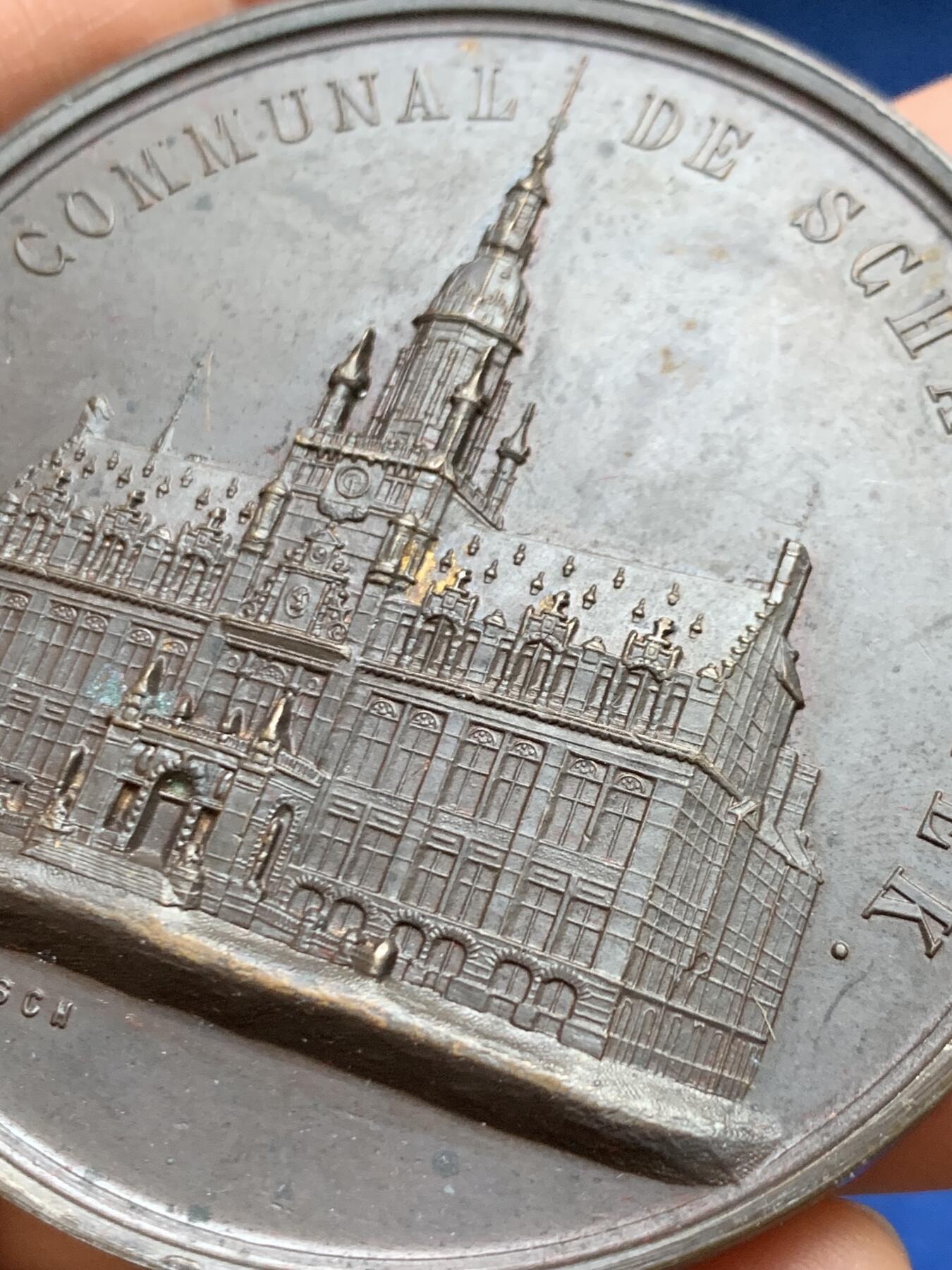 《竞宝斋》第465场 周日，周一，周二，3场连拍 （全场包邮）欢迎送拍 比利时斯哈尔贝克市政厅重新建成25周年纪念铜章，105.2g，62.8mm