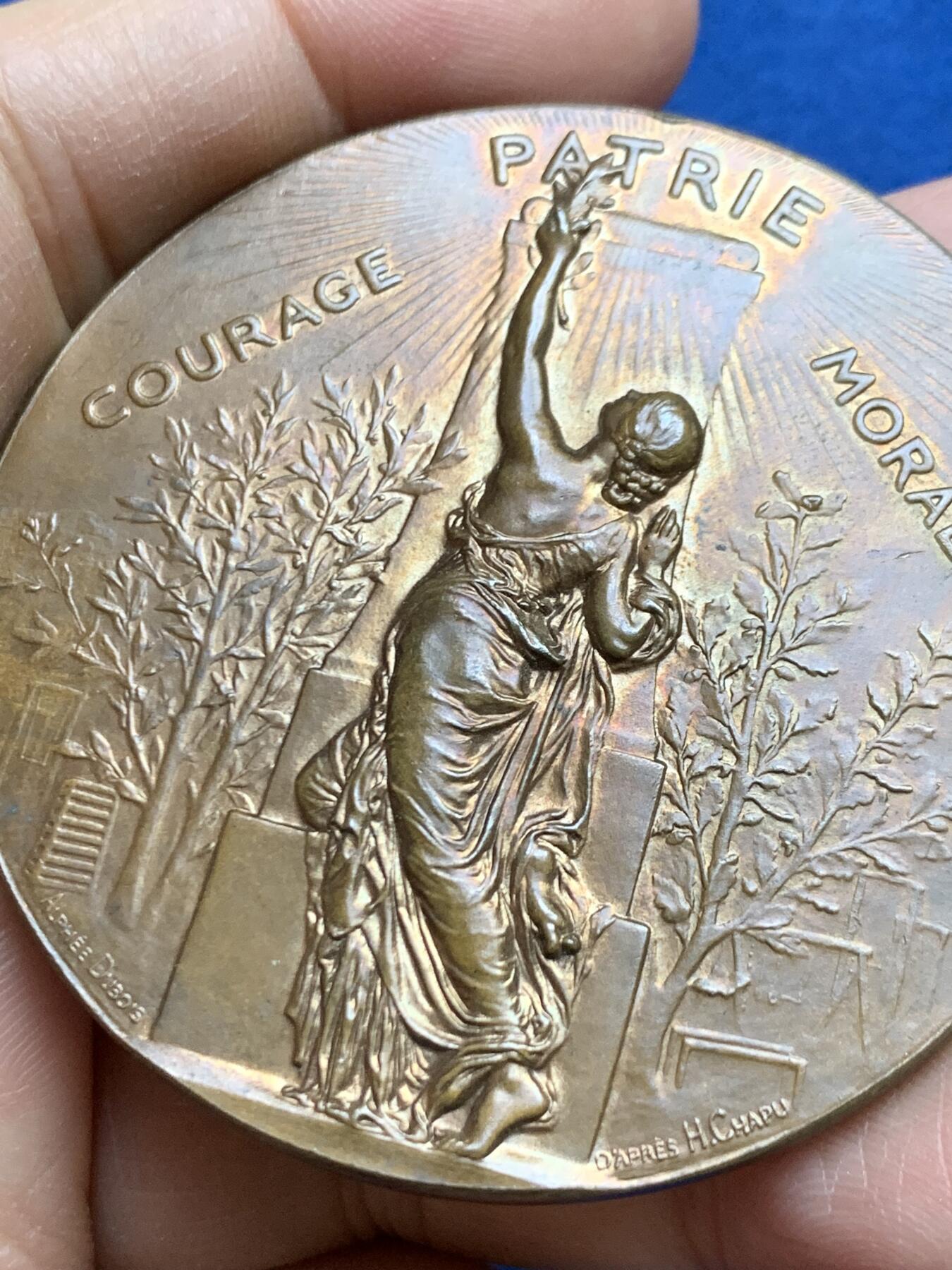 《竞宝斋》第465场 周日，周一，周二，3场连拍 （全场包邮）欢迎送拍 法国1890年贝桑松体操协会纪念铜章 原生包浆 直径58.5mm 重约82.7克 丰饶角铜标 带原盒 字迹对应