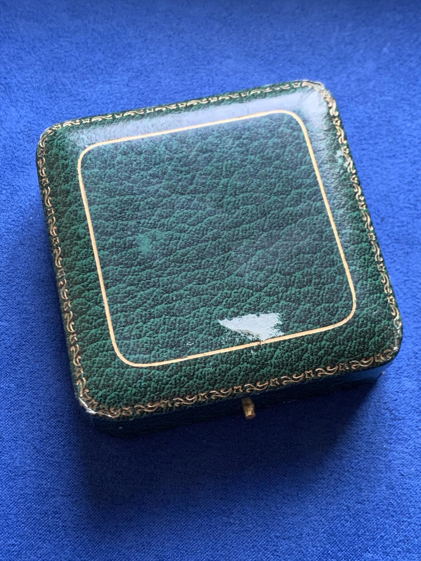 《竞宝斋》第465场 周日，周一，周二，3场连拍 （全场包邮）欢迎送拍 法国月亮女神狄安娜狩猎镀金铜章，极美品相，带原盒，直径49.5mm，厚重54.75g，三角铜标边铭，一步到位的收藏品