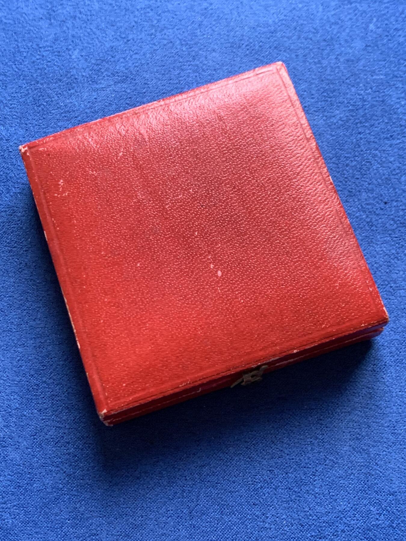 《竞宝斋》第465场 周日，周一，周二，3场连拍 （全场包邮）欢迎送拍 法国1909年国家公益鼓励协会银章带盒，新古典主义风格，极高浮雕，50.3mm，44.92g，边铭argent，月桂枝女神，小天使，地球，小提琴，花环等元素丰富，题材新颖，品相很好