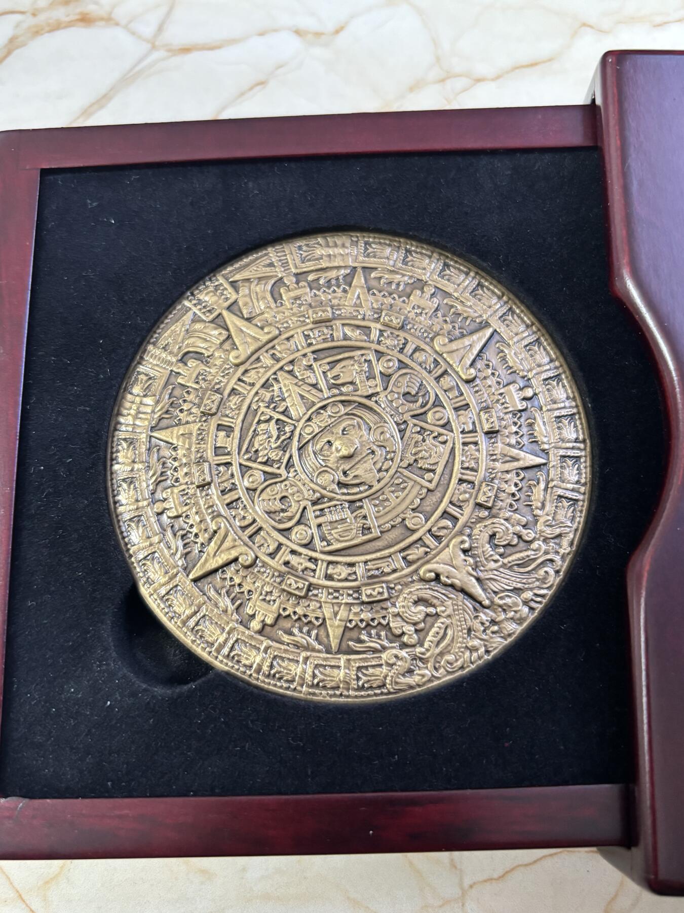 第190期拍卖 国外发行玛雅语言长计数日历大铜章带盒，75毫米，重221.32克