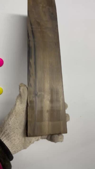 零元拍：NO.2爆满金丝乌木金丝楠 茶拖 切牌子，无需打磨就已经金光闪闪。满金丝药香，尺寸约：32.5/7.5/3.7厚CM。