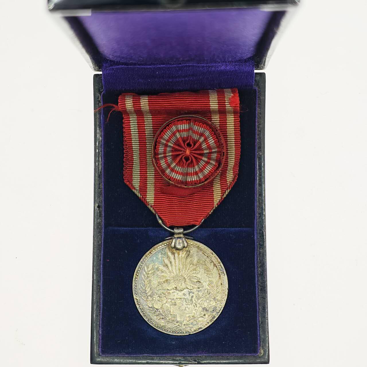 2026年2月8日拍卖 日本赤十字社员章，原盒