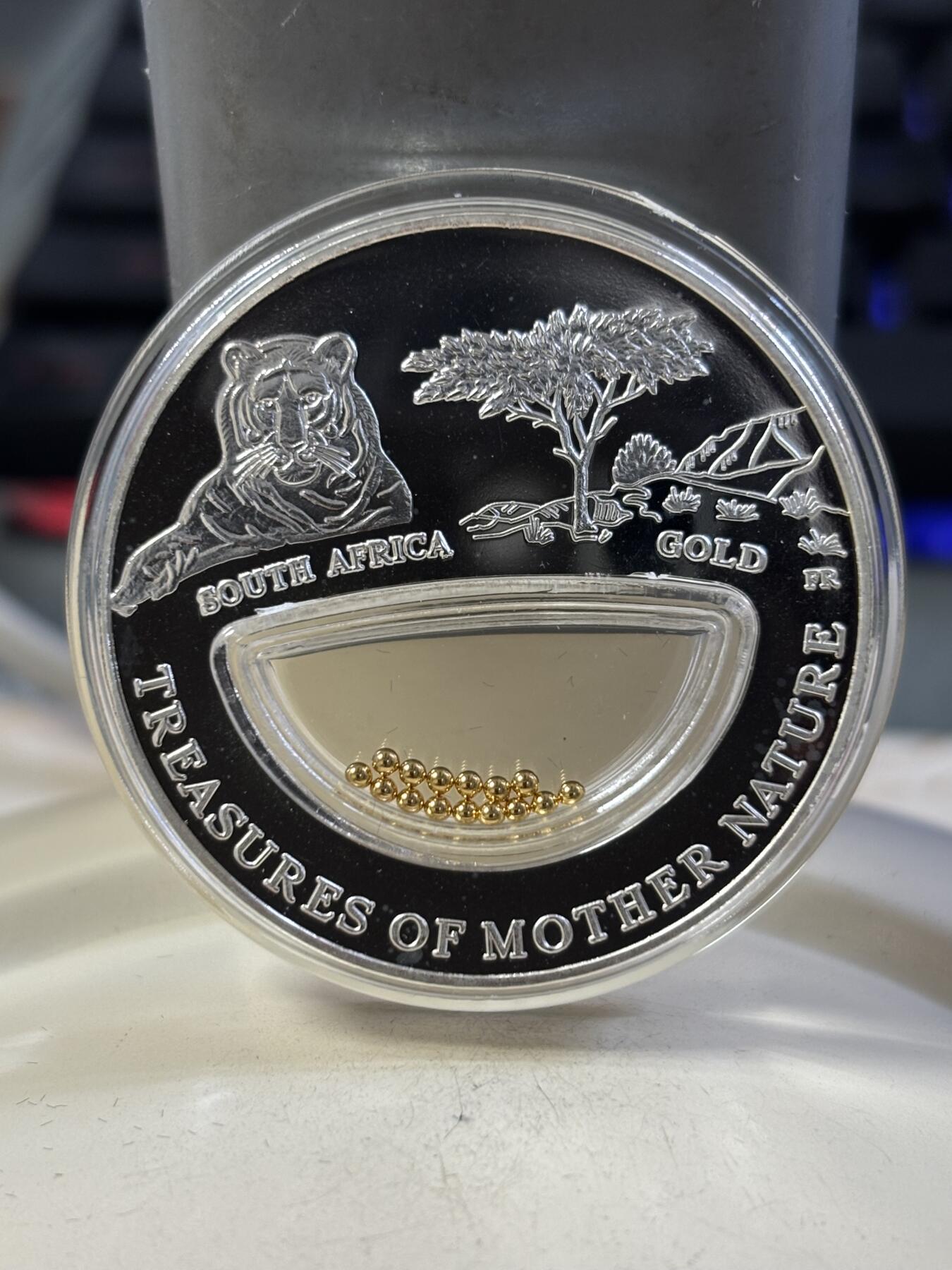 第190期拍卖 斐济2012年1元精制银币 自然母亲的宝藏-黄金(含小金粒，含量未知） 20克999 发行量：999 盒证全