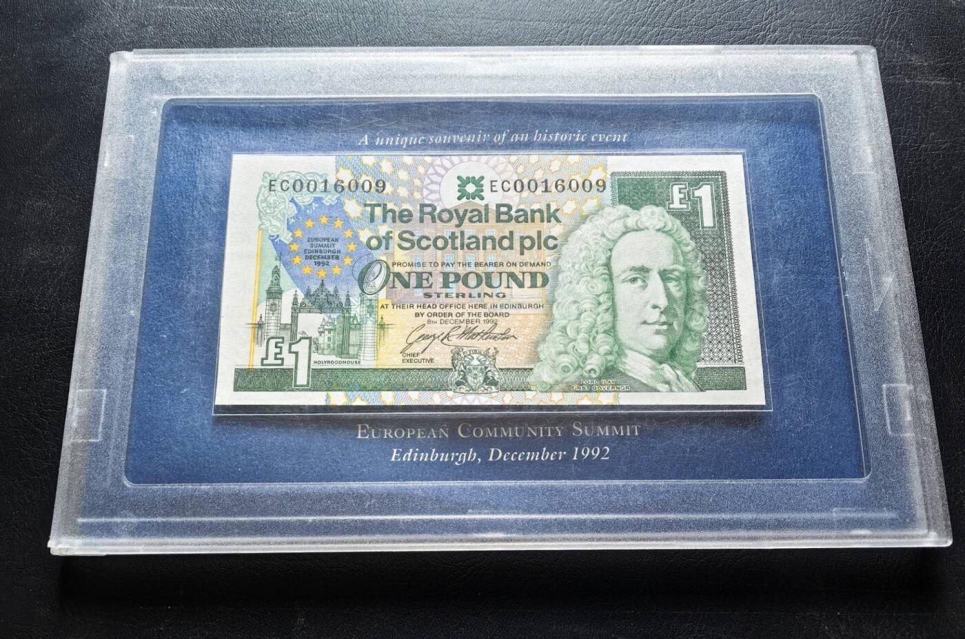 Triple S 第72期 1992苏格兰1镑纪念钞，亚克力盒原装，倒置号