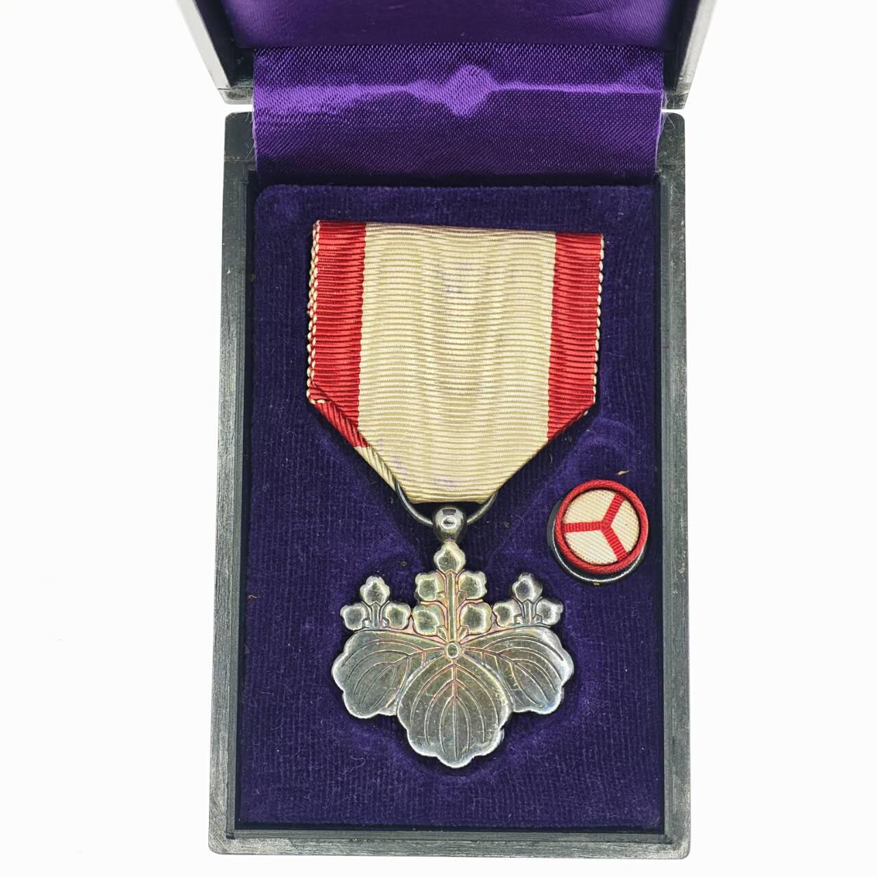 2026年2月8日拍卖 日本白叶勋章，配杯勋，银质带盒