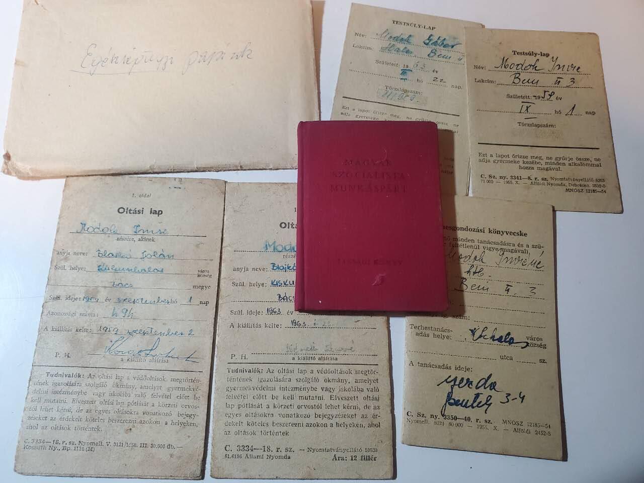 韵星假日军品类拍卖第三十九期暨默多克中校夫妇专场 -- Rimey Holidays Militaria Auction 39 & The Modoks Collection  匈牙利人民共和国默多克中校社会主义工人党党证书 社会服务手册 疫苗手册一套