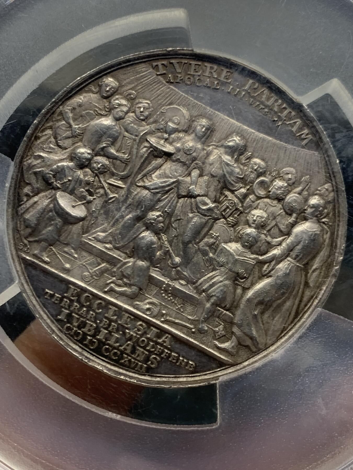 《竞宝斋》第465场 周日，周一，周二，3场连拍 （全场包邮）欢迎送拍 唯一冠军分 PCGS MS62 德国布伦瑞克-吕纳堡公国奥古斯特·威廉公爵纪念宗教改革200周年大银章 加大加厚盒 48.9MM 43.62G罕见品种 高浮雕 轻微镜面感 奧古斯特·威廉公爵大波浪秀发异常美丽 背面唱诗班景象翃翃如生 盒子支撑有磕