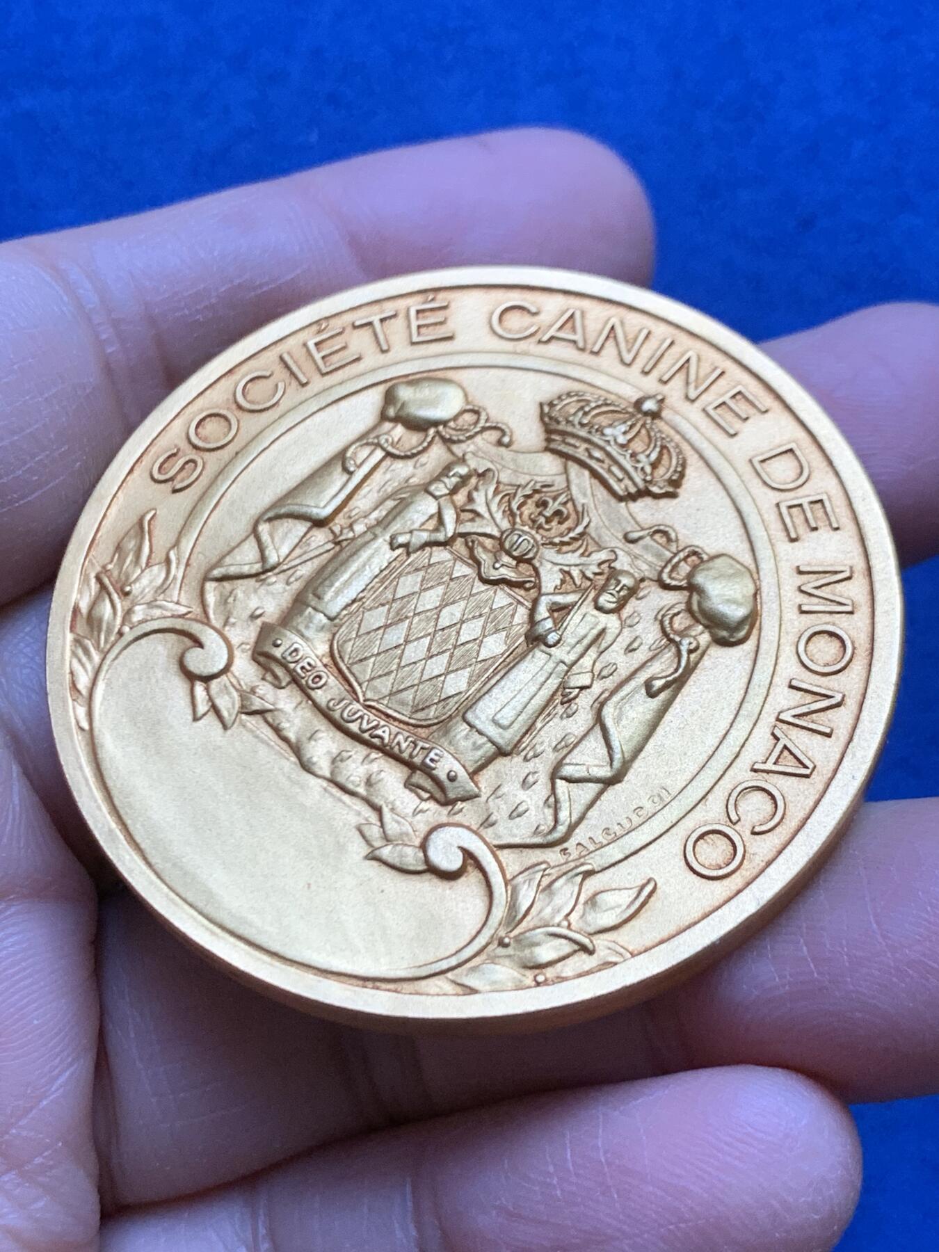 《竞宝斋》第465场 周日，周一，周二，3场连拍 （全场包邮）欢迎送拍 法国月亮女神狄安娜狩猎镀金铜章，极美品相，带原盒，直径49.5mm，厚重54.75g，三角铜标边铭，一步到位的收藏品