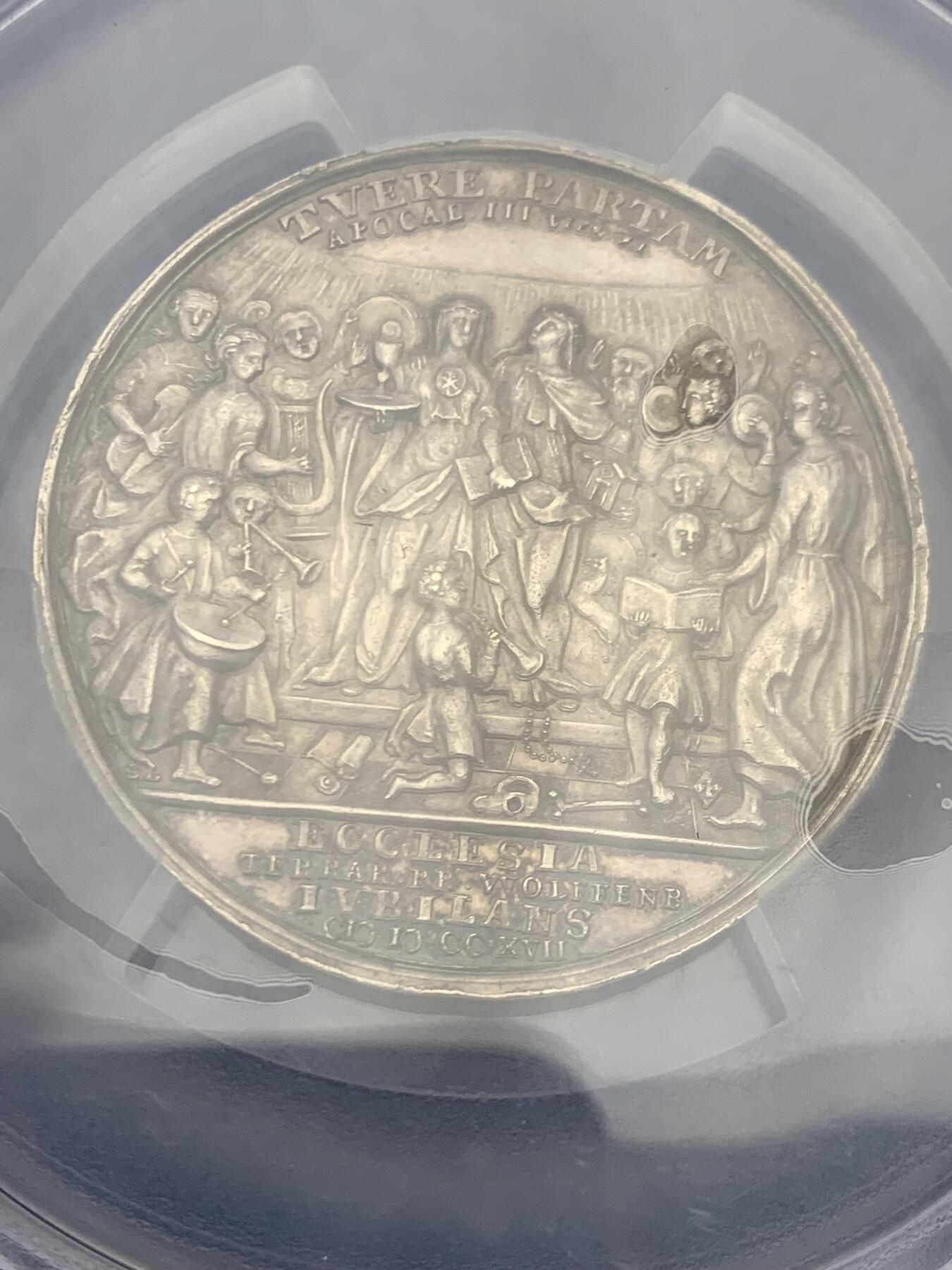 《竞宝斋》第465场 周日，周一，周二，3场连拍 （全场包邮）欢迎送拍 唯一冠军分 PCGS MS62 德国布伦瑞克-吕纳堡公国奥古斯特·威廉公爵纪念宗教改革200周年大银章 加大加厚盒 48.9MM 43.62G罕见品种 高浮雕 轻微镜面感 奧古斯特·威廉公爵大波浪秀发异常美丽 背面唱诗班景象翃翃如生 盒子支撑有磕