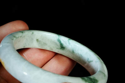 上海都达杂项专场四十七【全场包邮】  天然冰糯种飘绿翡翠（A货）贵妃手镯 附鉴定证书90-49