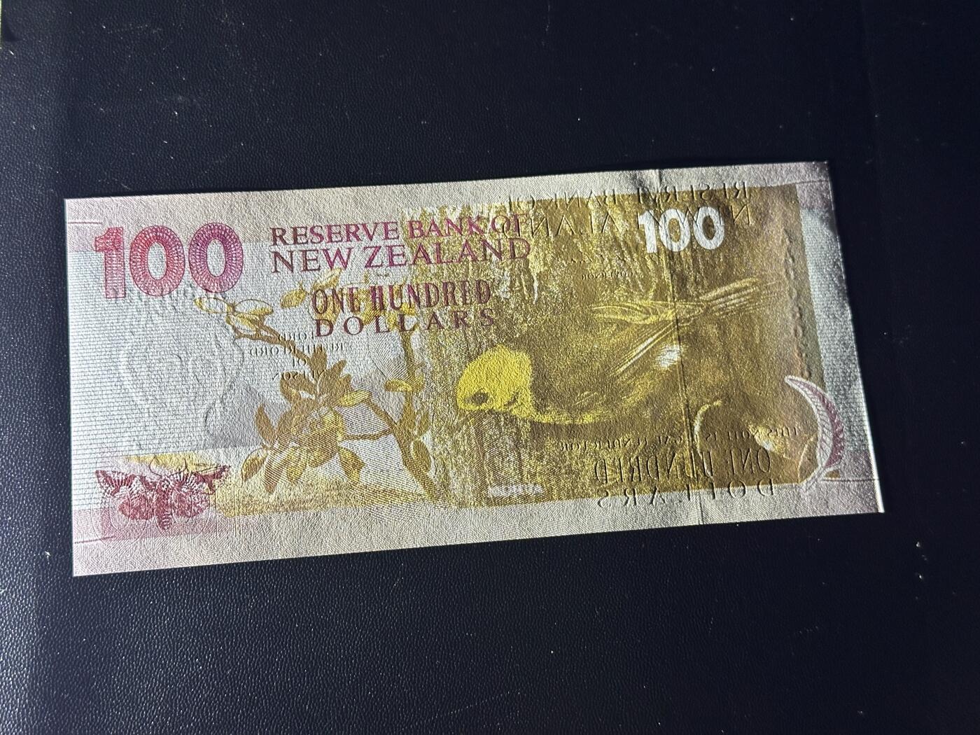 《外钞收藏家》第六百零八期（精选场）（本平台长期征集拍品、欢迎藏友们联系合作） 新西兰纸币版100元 AA冠 无47 全新UNC 数三 尾8