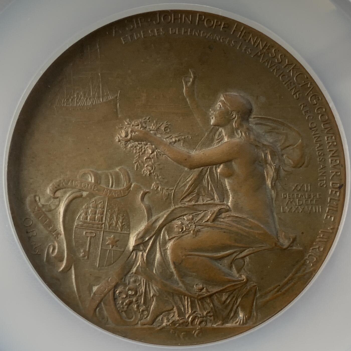 掌中浮雕-藏着的欧洲第052场 NGC MS63 : 1888年法属毛里求斯约翰•波普•轩尼诗爵士纪念铜章 ，69mm，此枚章正反面皆有雕刻家Roty签字，稀少！  ——致敬毛里求斯约翰•波普•轩尼诗爵士，雕刻家：1889年法国巴黎世博会特等奖获得者Oscar Roty