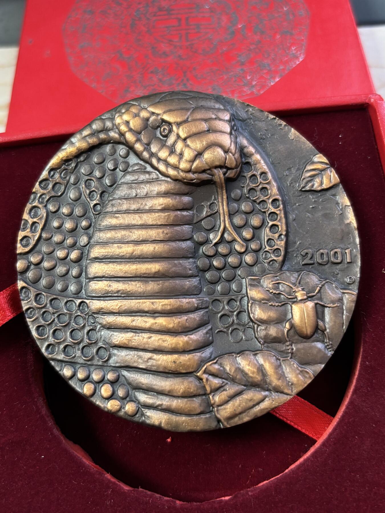 第190期拍卖 2001年中国十二生肖蛇纪念紫铜大铜章，直径80毫米，重362克