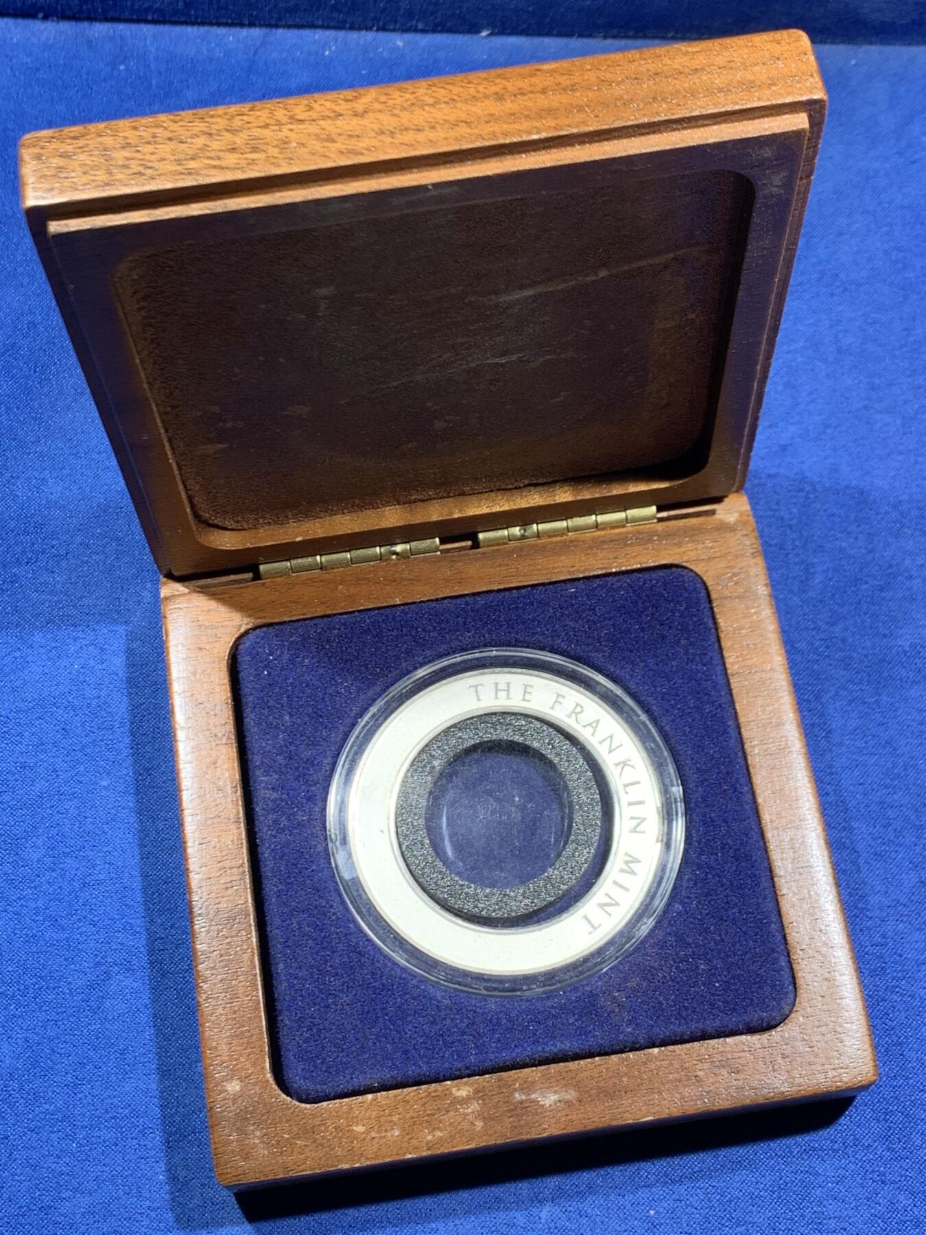 《竞宝斋》第464场 周日，周一，周二，3场连拍 （全场包邮）欢迎送拍 富兰克林金币收纳盒 古董盒子，几十年前的产物，内含一枚银圈，重22.5克