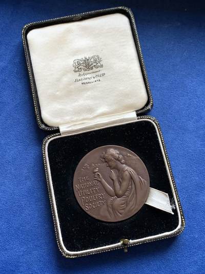 《竞宝斋》第465场 周日，周一，周二，3场连拍 （全场包邮）欢迎送拍 - 英国国家实用家禽协会铜章，55.55克，50.5mm，带盒。