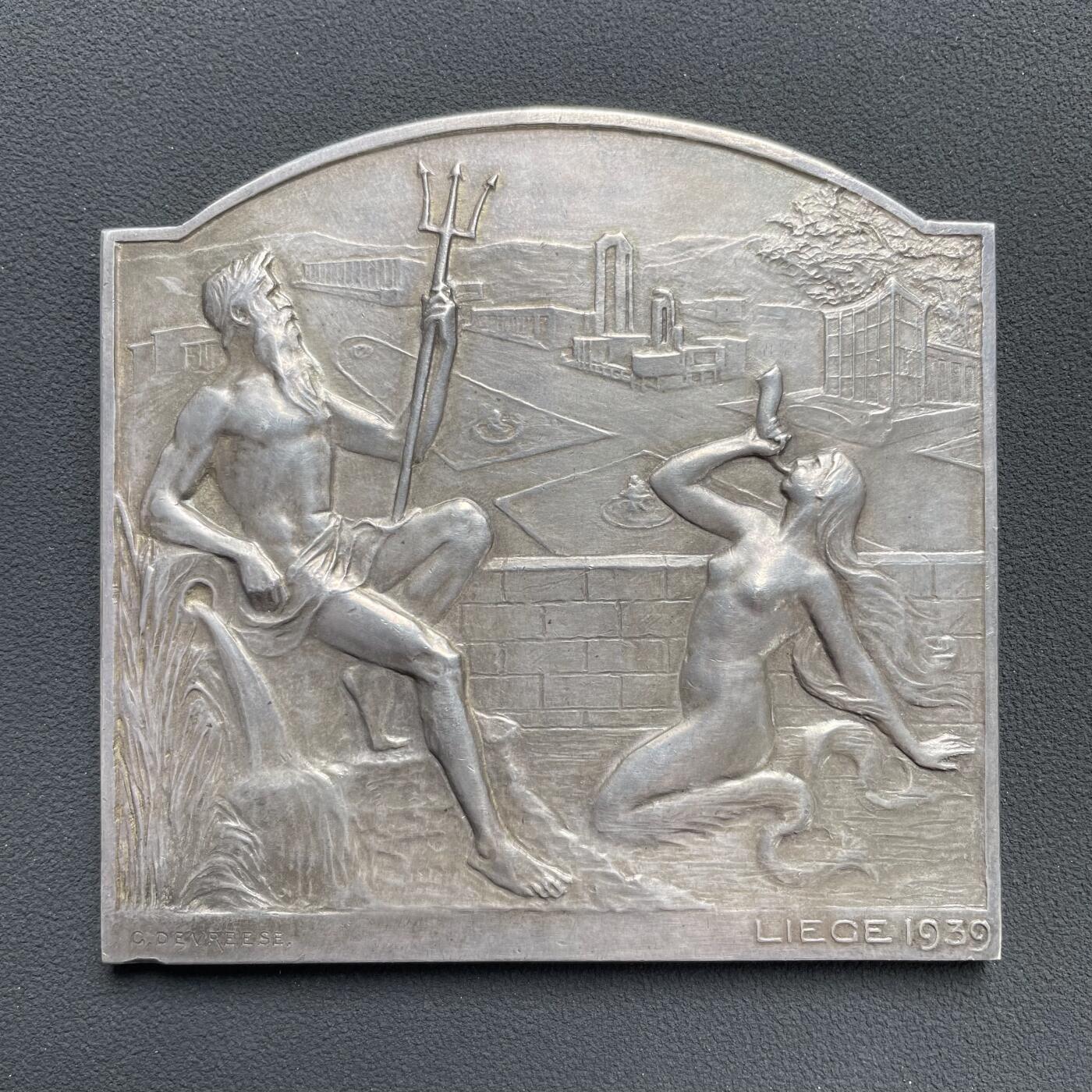 「木头集藏」“ 新岁撷珍”——章牌精品专场！ Devreese～1939年比利时列日水展览会大银章 ， 尺寸：81 × 78 mm ，220 g ，边铭: JF0NS0N A ， 国际水展览会 列日 1939政府总专员  正面: 左侧海神波塞冬手持三叉戟，右侧美人鱼吹响海螺号。 背面: 世界十大运河之一的比利时阿尔伯特运河。 名誉品银章。边缘有一处老的验银锉痕，银章少见，收藏佳品。