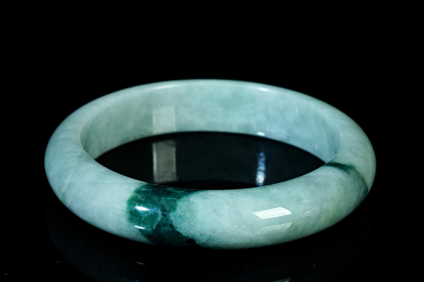 上海都达杂项专场二十一（全场包邮） 天然冰绿种翡翠（A货）贵妃手镯 附鉴定证书