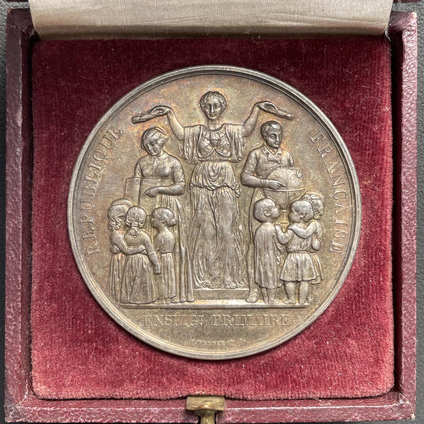 「木头集藏」“ 新岁撷珍”——章牌精品专场！ 1891年法国维勒讷沃初等教育原盒银奖章，直径：51 mm，66 g，边铭：丰饶角 ARGENT，彩色氧化，品相不错，原盒正常使用。