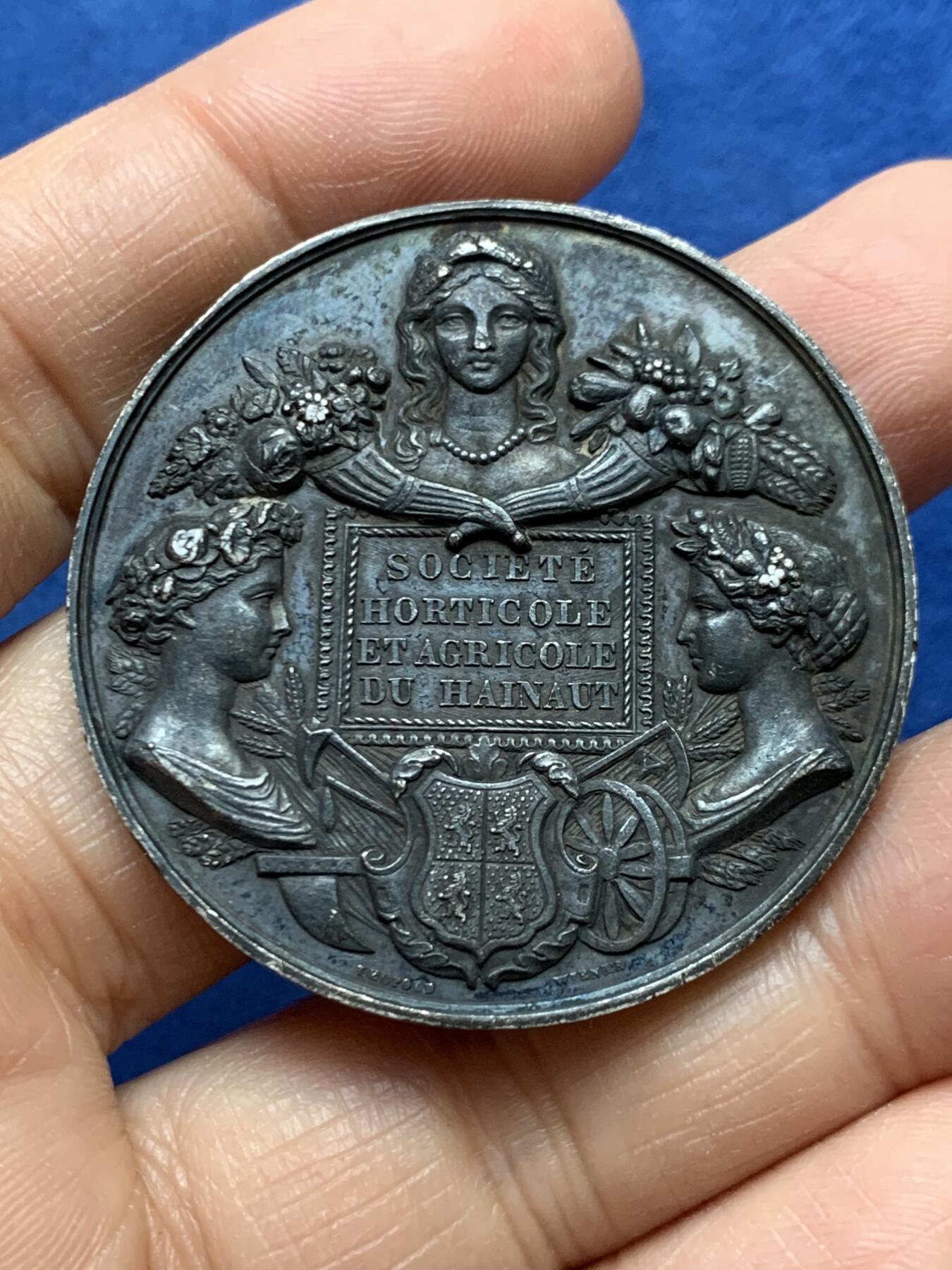 《竞宝斋》第465场 周日，周一，周二，3场连拍 （全场包邮）欢迎送拍 比利时埃诺园艺和农业协会银章，43mm，26.35g，高浮雕，6点方向有轻磕