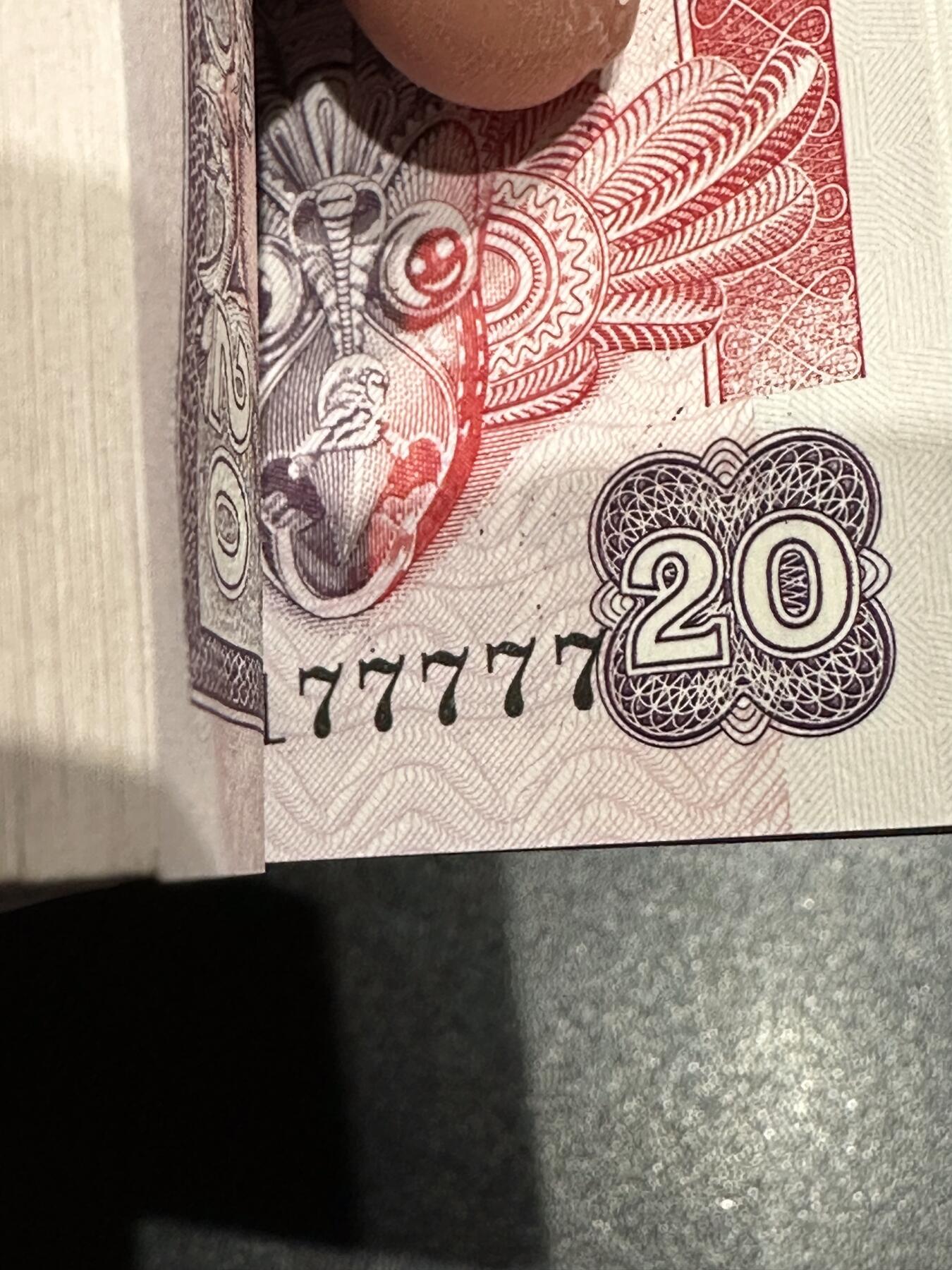 《外钞收藏家》第六百零八期（精选场）（本平台长期征集拍品、欢迎藏友们联系合作） 2006年斯里兰卡20卢比 标准100连号 号码超靓 含老虎号5个7 近全新 角不太好如图