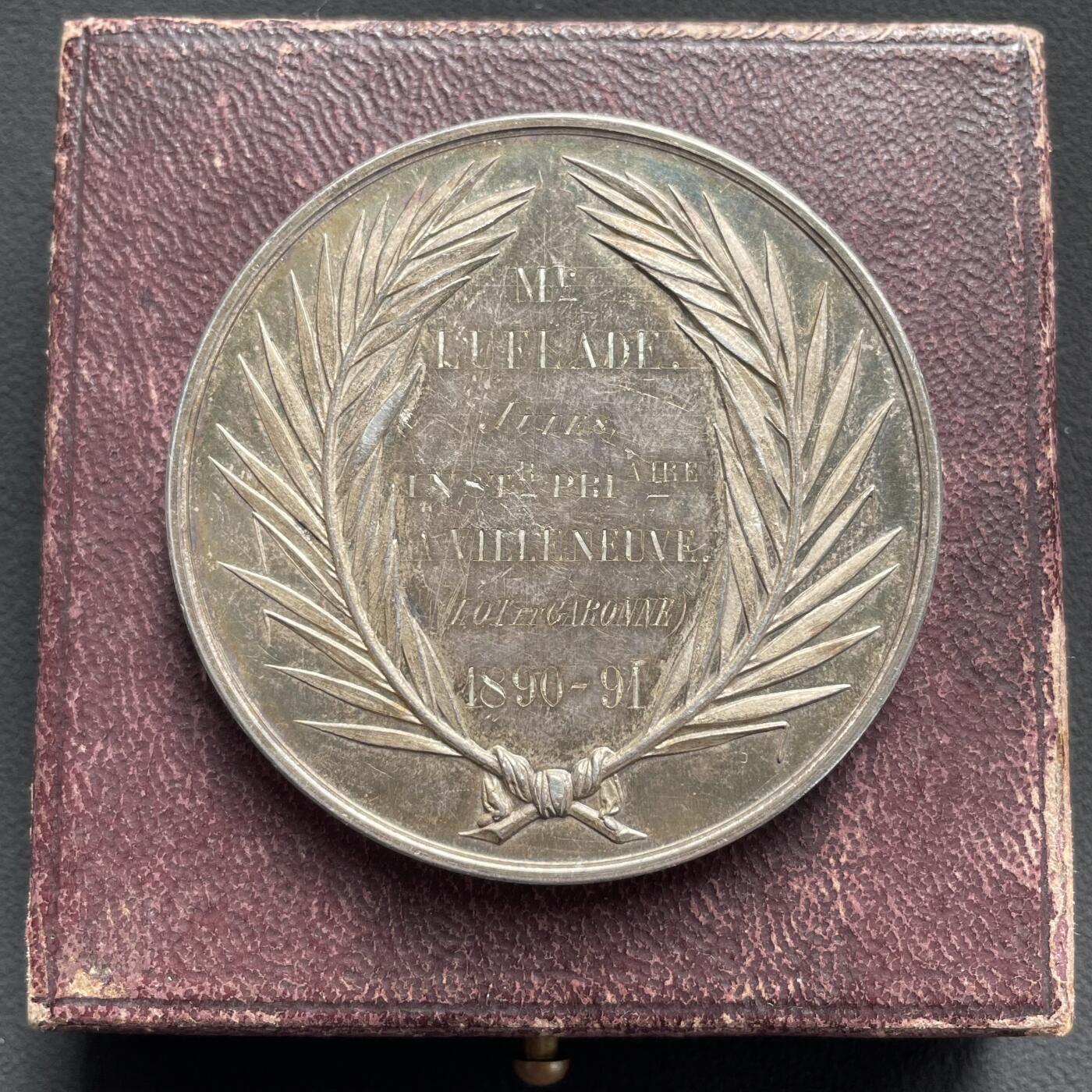 「木头集藏」“ 新岁撷珍”——章牌精品专场！ 1891年法国维勒讷沃初等教育原盒银奖章，直径：51 mm，66 g，边铭：丰饶角 ARGENT，彩色氧化，品相不错，原盒正常使用。
