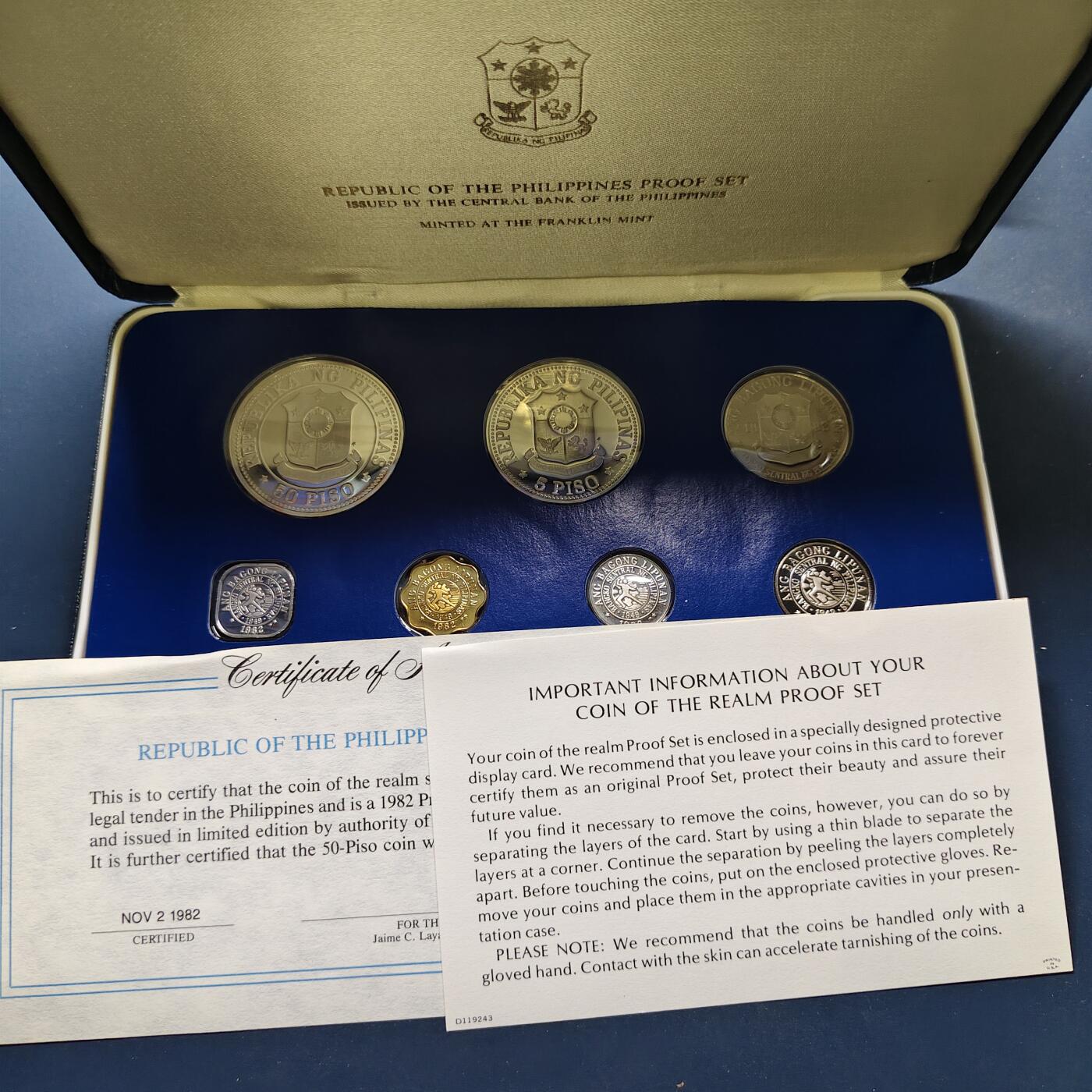 【全场包邮】纯粹捡漏拍501场-持续更新中 【稀少】菲律宾1982年官方封装精制套币-含巴淡岛战役精制纪念银币【38.1毫米27.4克92.5%】-盒证全-约3000套