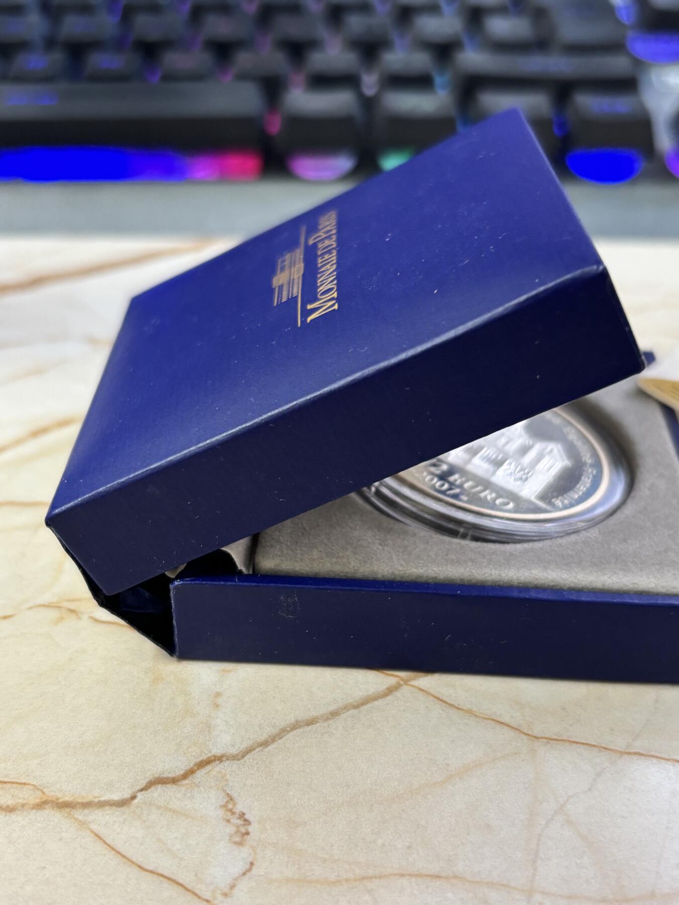 第190期拍卖 法国2007年1.5欧元精制银币 迪奥（1905-1057）逝世50周年 22.2克900银 发行量：3000 盒证全，盒子有破