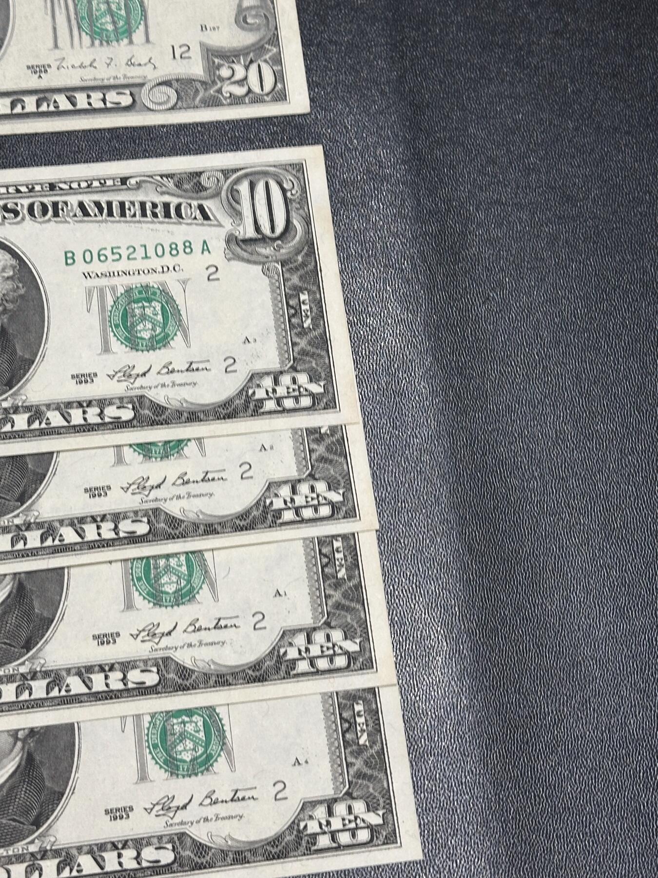 《外钞收藏家》第六百零八期（精选场）（本平台长期征集拍品、欢迎藏友们联系合作） 1993年美国小头版10美元 4连号无折但有黄斑加1988年20美元流通品一起