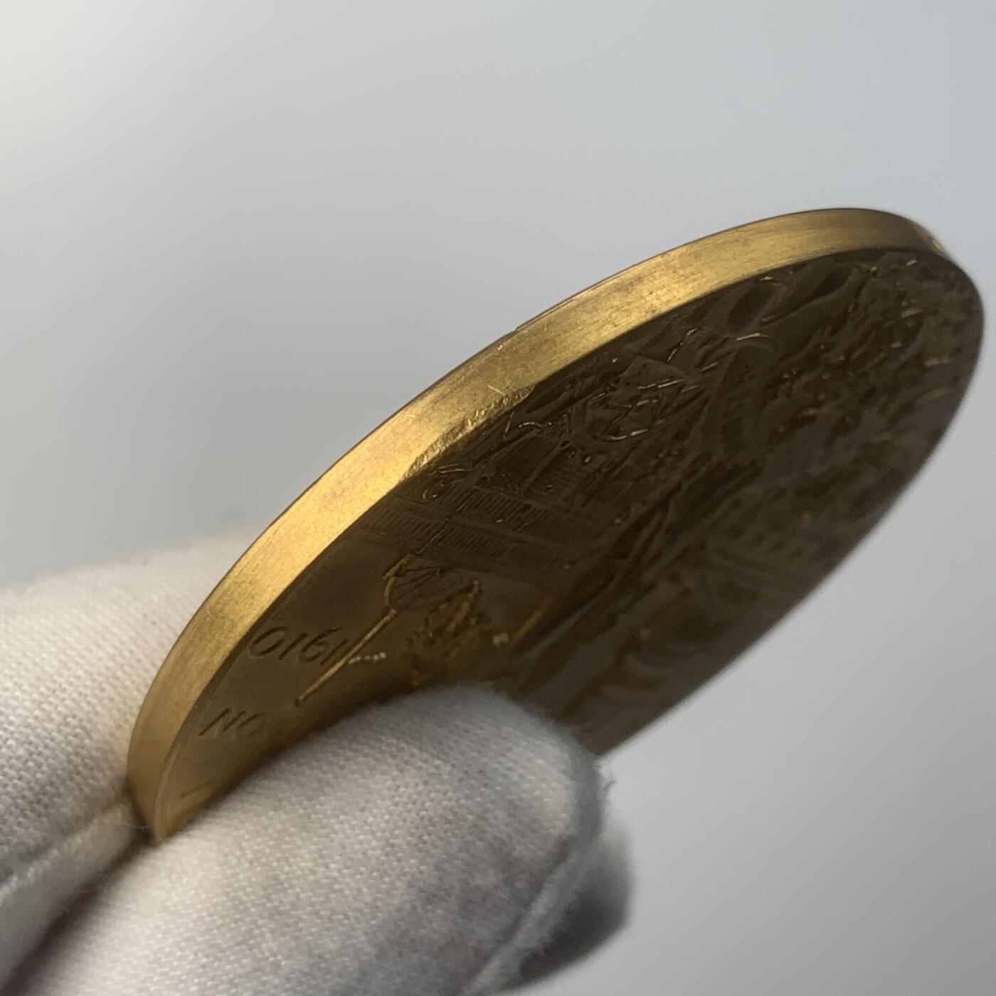 掌中浮雕-藏着的欧洲第052场 英国“1910年伦敦国际（艺术与工业）博览会”镀金铜章 ，60mm