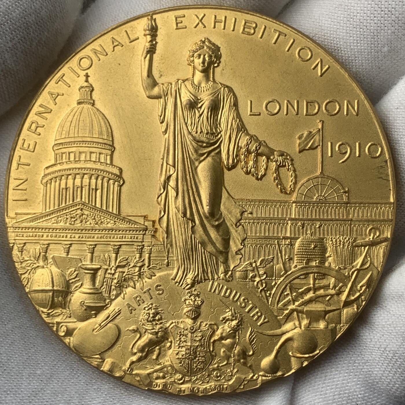掌中浮雕-藏着的欧洲第052场 英国“1910年伦敦国际（艺术与工业）博览会”镀金铜章 ，60mm