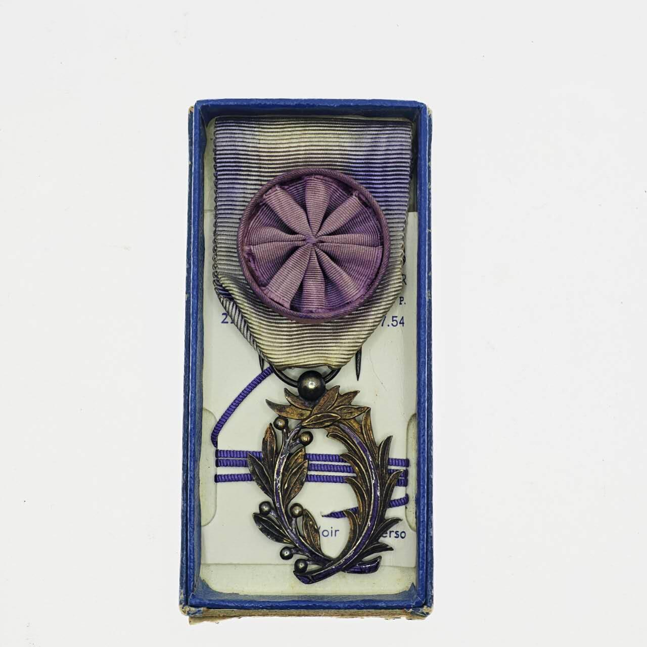 2026年2月8日拍卖 法国学术棕榈勋章，军官级， 银制珐琅，带纸盒