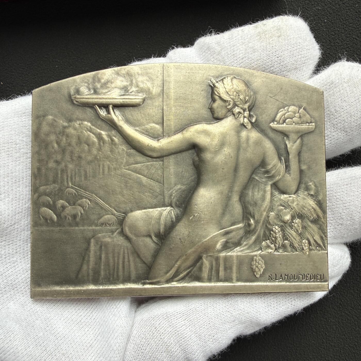 「木头集藏」“ 新岁撷珍”——章牌精品专场！ R.LAM0URDEDⅠEU～法国新艺术风格 丰收 大银章， 尺寸：:70 × 55mm，148 g， 边铭: 丰饶角 1ARGENT，  卢多维克·雷维尔 U.N.A. 萨瓦省分部主任 1942年—1962年，背面是后刻字，品相很不错，原盒正常使用！