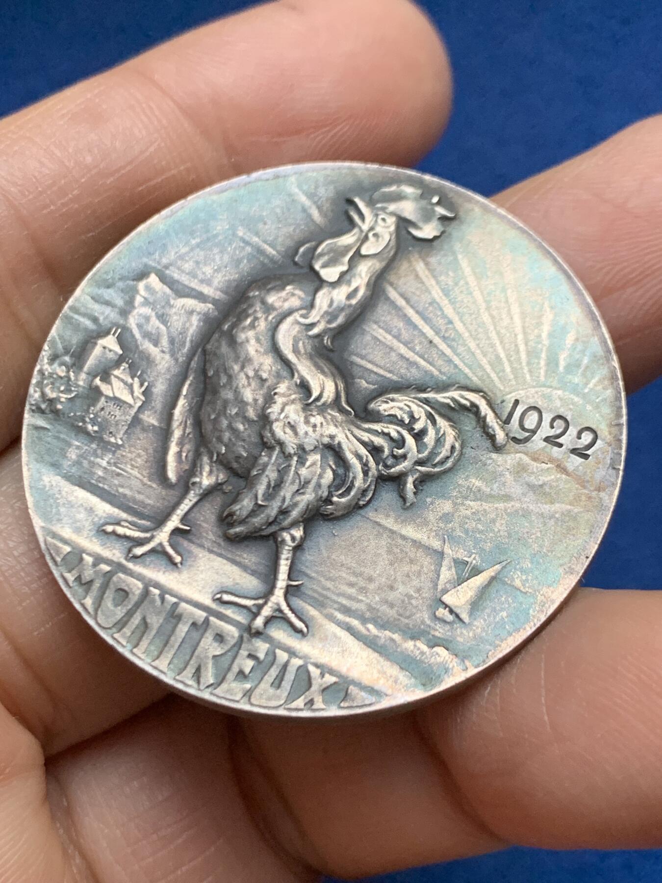 《竞宝斋》第465场 周日，周一，周二，3场连拍 （全场包邮）欢迎送拍 法国1922年金鸡报晓银章，39.6mm，23.05g，老五彩包浆，光边，鸡身上的羽毛栩栩如生。