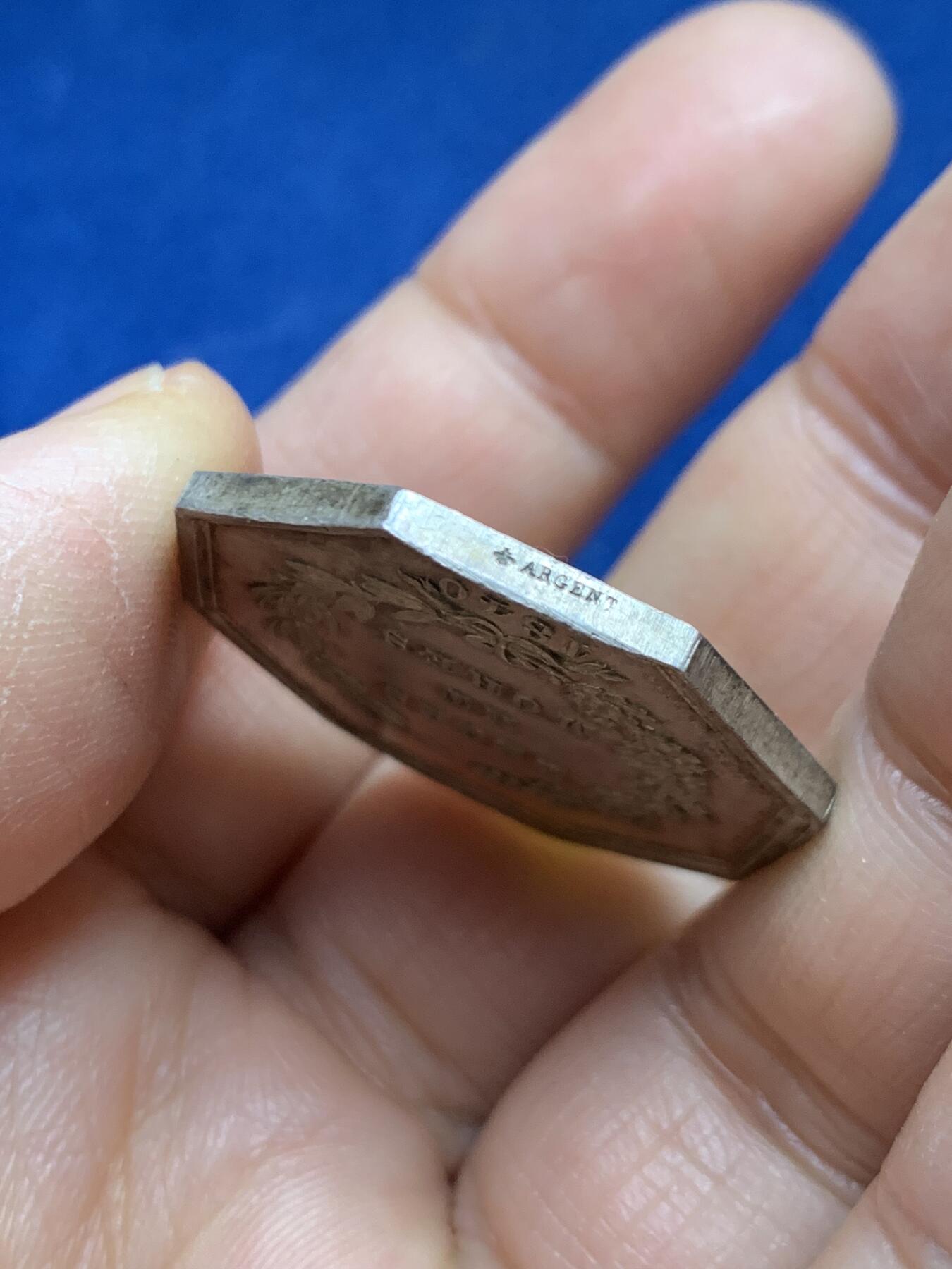 《竞宝斋》第465场 周日，周一，周二，3场连拍 （全场包邮）欢迎送拍 法国巴尔-苏尔-奥布公证人协会八角银质代币，12.72g，30.3mm，蜜蜂边铭