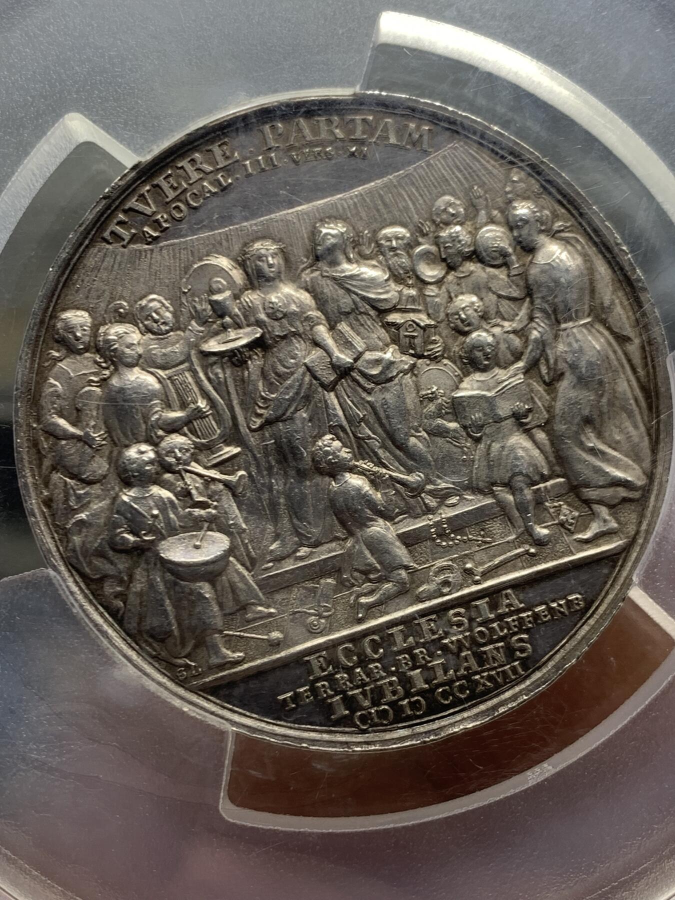 《竞宝斋》第465场 周日，周一，周二，3场连拍 （全场包邮）欢迎送拍 唯一冠军分 PCGS MS62 德国布伦瑞克-吕纳堡公国奥古斯特·威廉公爵纪念宗教改革200周年大银章 加大加厚盒 48.9MM 43.62G罕见品种 高浮雕 轻微镜面感 奧古斯特·威廉公爵大波浪秀发异常美丽 背面唱诗班景象翃翃如生 盒子支撑有磕