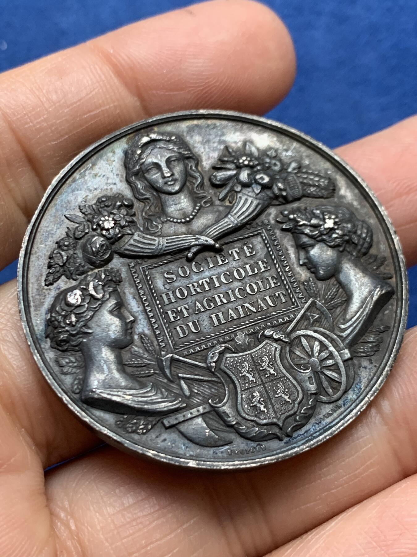 《竞宝斋》第465场 周日，周一，周二，3场连拍 （全场包邮）欢迎送拍 比利时埃诺园艺和农业协会银章，43mm，26.35g，高浮雕，6点方向有轻磕