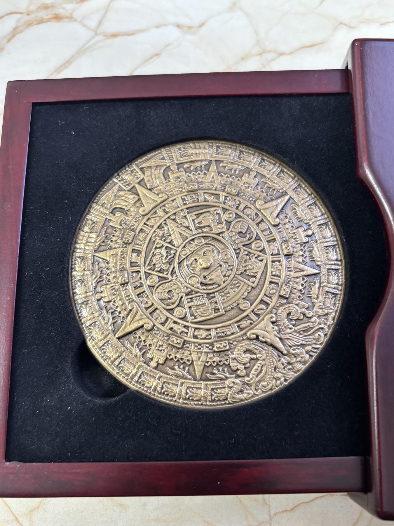 第190期拍卖 国外发行玛雅语言长计数日历大铜章带盒，75毫米，重221.32克