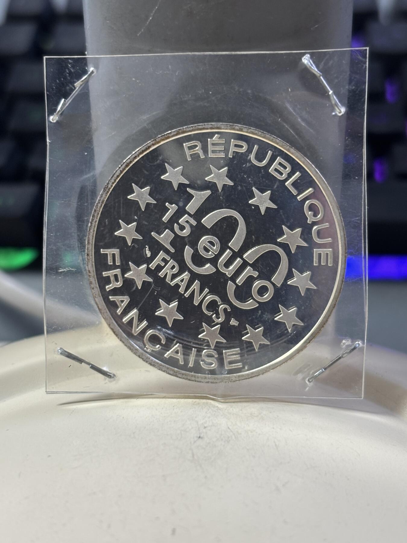 第190期拍卖 法国1997年100法郎/15欧元双面值精制银币 欧洲著名地表-卢森堡瓦茨拉夫城墙 22.2克900银 发行量：2万 带证