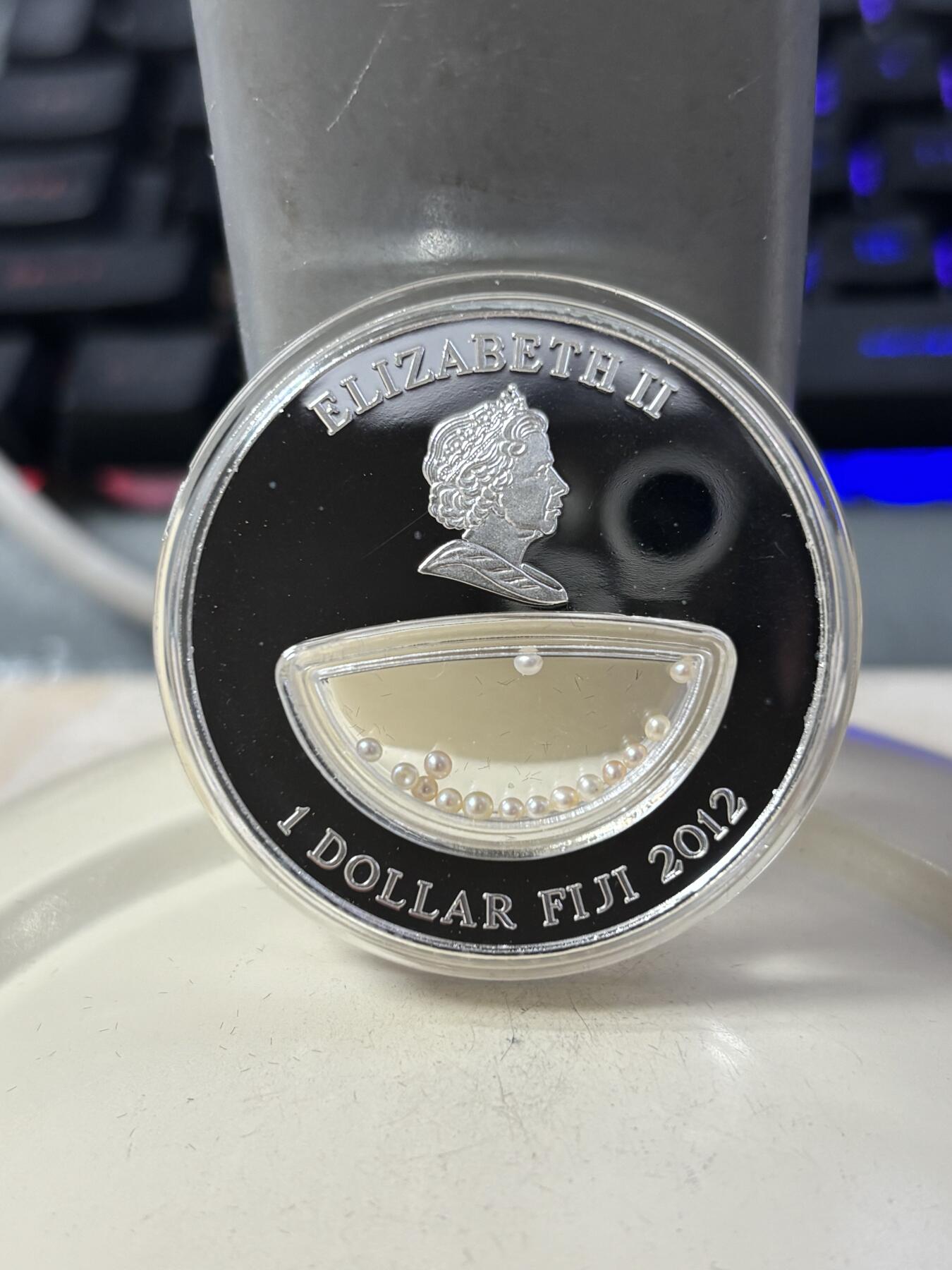 第190期拍卖 斐济2012年1元精制银币 自然母亲的宝藏-粉珍珠 20克999 发行量：999 盒证全