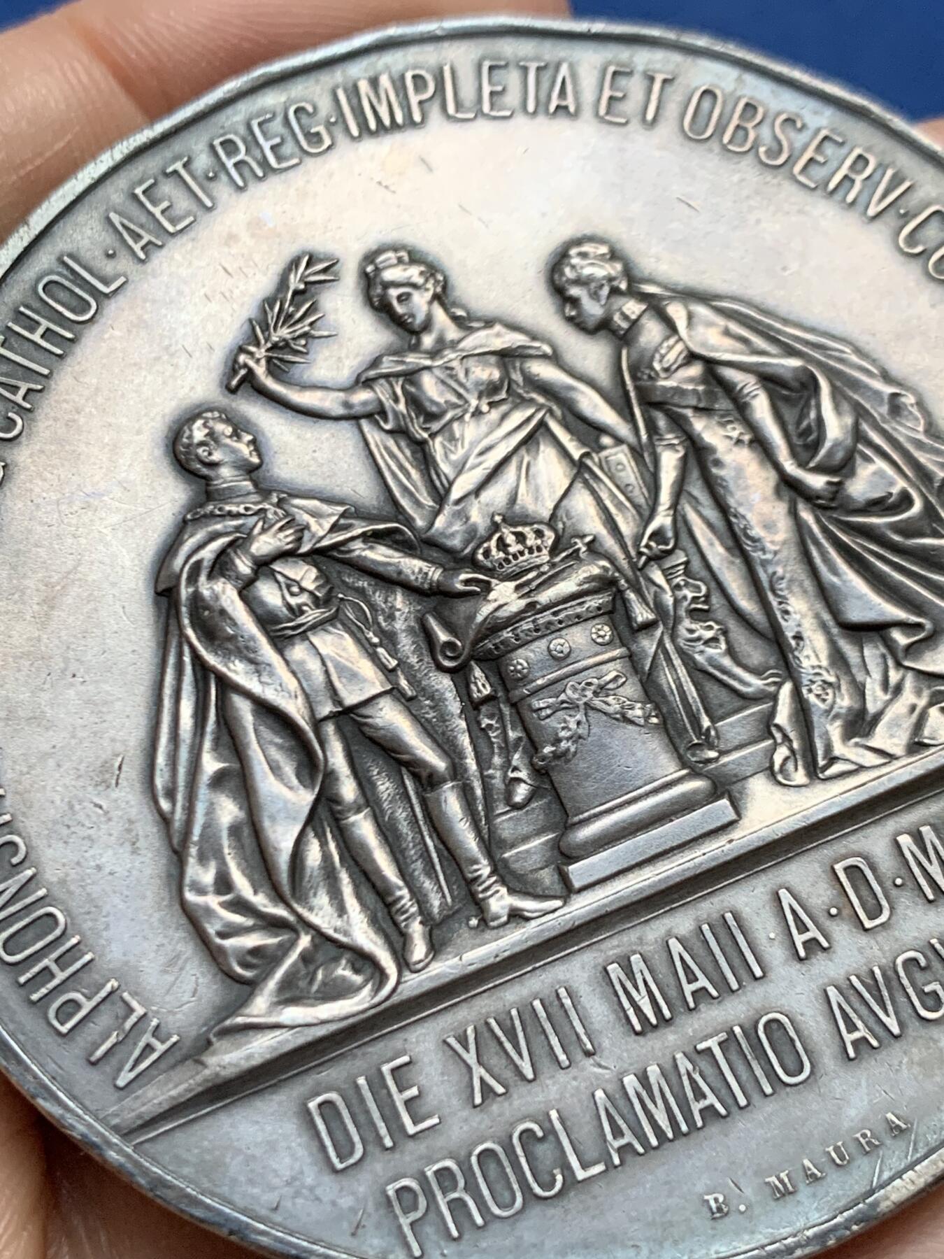 《竞宝斋》第465场 周日，周一，周二，3场连拍 （全场包邮）欢迎送拍 西班牙B.MAURA 1902年阿方索十三世头像天主教银章，108.1克，59.8mm，边有磕