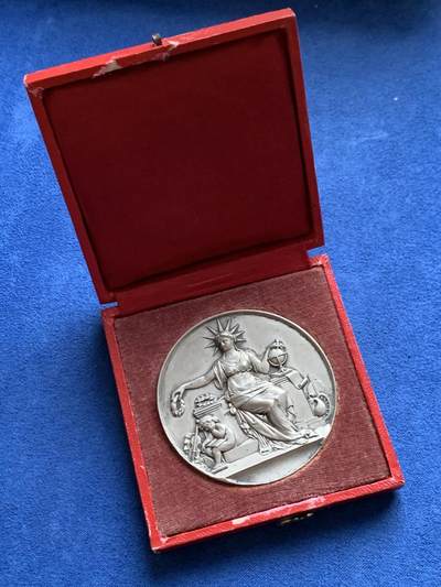 《竞宝斋》第465场 周日，周一，周二，3场连拍 （全场包邮）欢迎送拍 - 法国1909年国家公益鼓励协会银章带盒，新古典主义风格，极高浮雕，50.3mm，44.92g，边铭argent，月桂枝女神，小天使，地球，小提琴，花环等元素丰富，题材新颖，品相很好