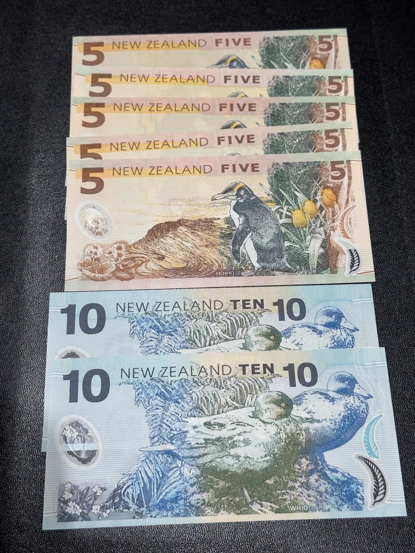 《外钞收藏家》第六百零八期（精选场）（本平台长期征集拍品、欢迎藏友们联系合作） 新西兰5元5个年份3个签名+ 10元2个签名2个年份 7张一起 全新UNC